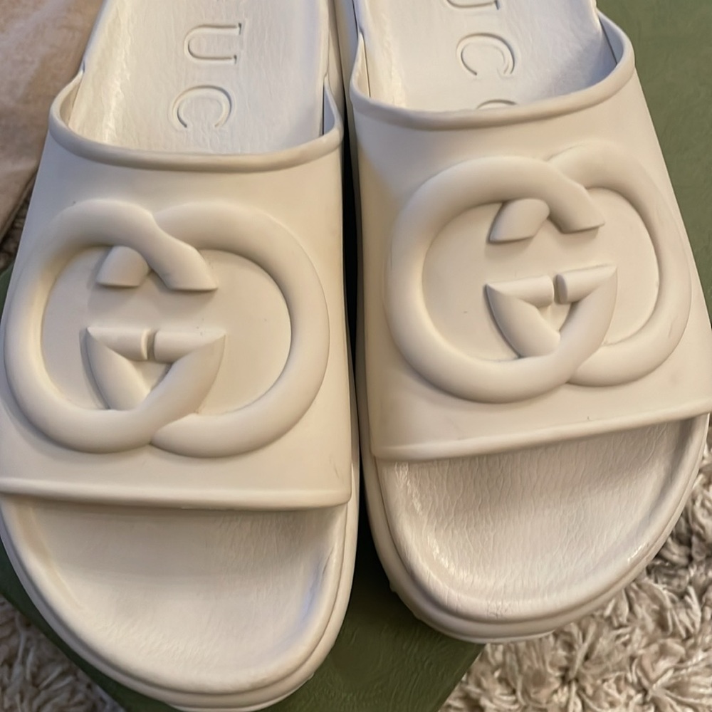 Gucci slide sandal with interlocking G